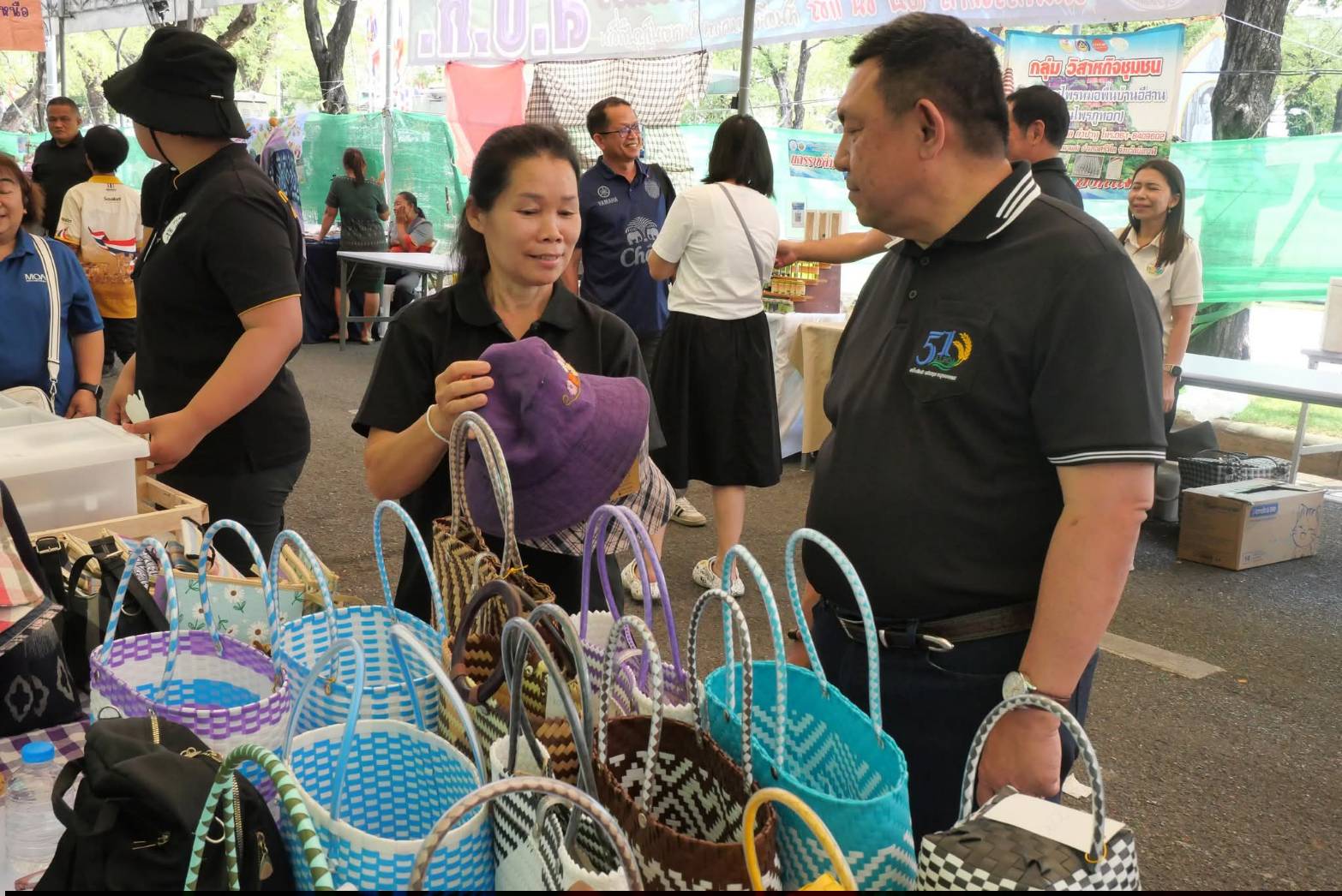 title - เลขาธิการ ส.ป.ก. เยี่ยมทักทายเกษตรกรและซื้อสินค้าในบรรยากาศวันสุดท้ายของการออกร้านขายสินค้า จากเขตปฏิรูปที่ดิน ส่งท้ายงานครบรอบ 51 ปี ส.ป.ก. ณ สำนักงานการปฏิรูปที่ดินเพื่อเกษตรกรรม